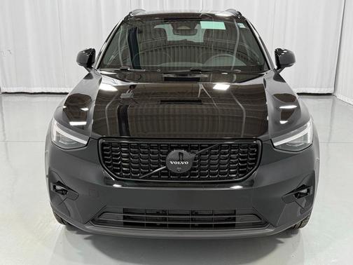 2026 Volvo XC40 B5 Ultra Black Edition