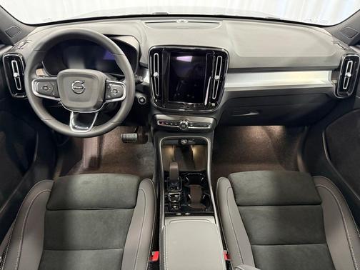 2026 Volvo XC40 B5 Ultra Black Edition
