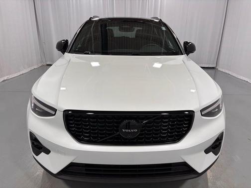 2026 Volvo XC40 B5 Ultra Black Edition