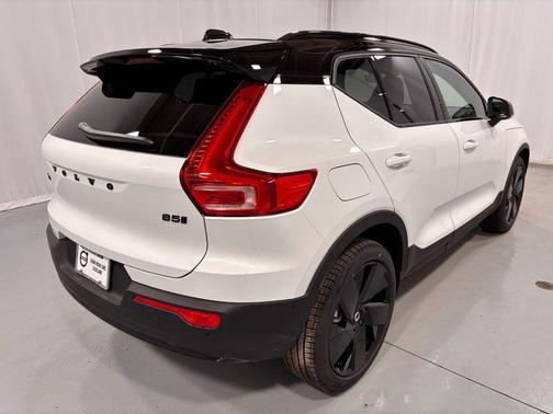 2026 Volvo XC40 B5 Ultra Black Edition
