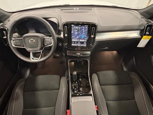 2026 Volvo XC40 B5 Ultra Black Edition