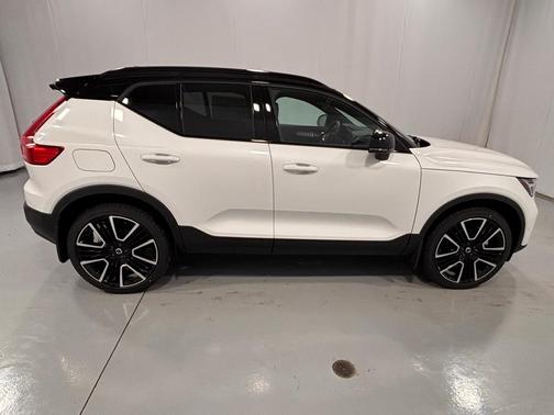 2026 Volvo XC40 B5 Ultra Black Edition