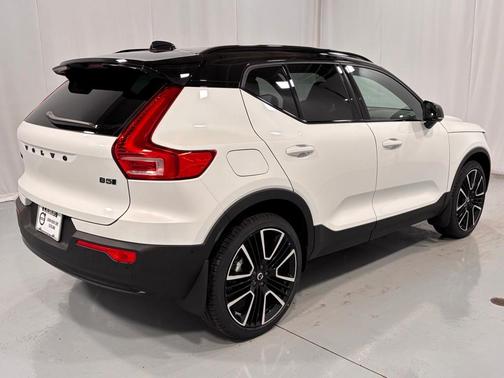 2026 Volvo XC40 B5 Ultra Black Edition