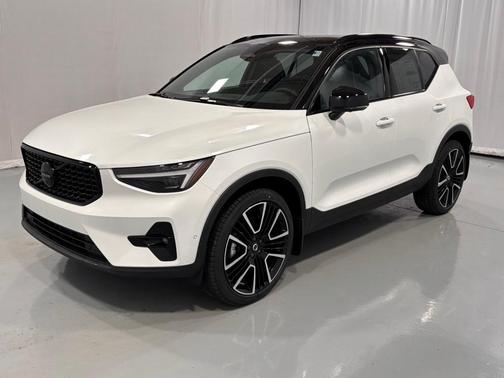 2026 Volvo XC40 B5 Ultra Black Edition