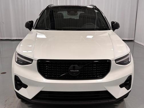 2026 Volvo XC40 B5 Ultra Black Edition