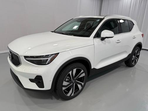 2025 Volvo XC40 B5 Ultra Bright Theme