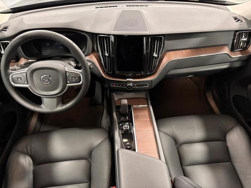 2022 Volvo XC60 B5 Momentum