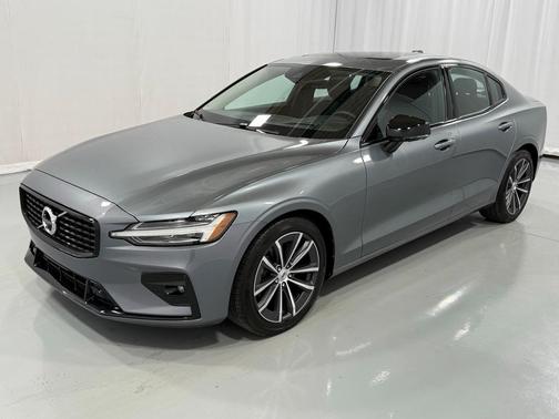 2021 Volvo S60 T5 Momentum