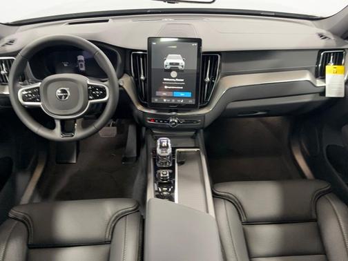 2026 Volvo XC60 B5 Ultra Black Edition