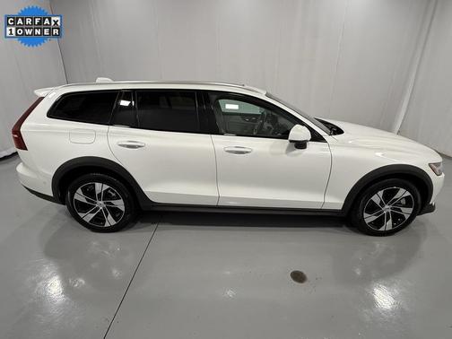 2023 Volvo V60 Cross Country B5 Plus