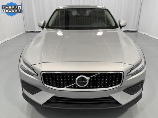 2023 Volvo V60 Cross Country B5 Plus