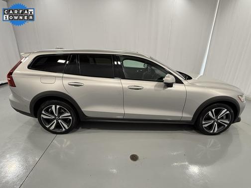 2023 Volvo V60 Cross Country B5 Plus