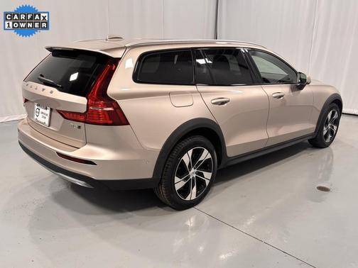 2023 Volvo V60 Cross Country B5 Plus