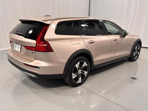 2023 Volvo V60 Cross Country B5 Plus