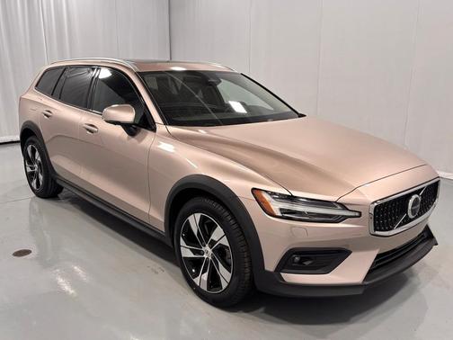 2023 Volvo V60 Cross Country B5 Plus
