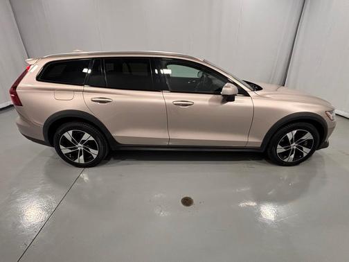 2023 Volvo V60 Cross Country B5 Plus