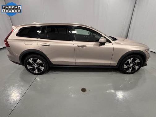 2023 Volvo V60 Cross Country B5 Plus