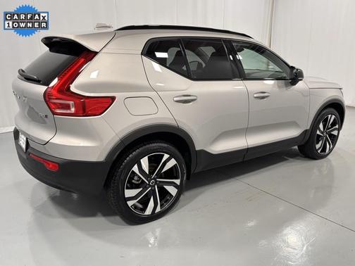 2025 Volvo XC40 B5 Plus Dark Theme