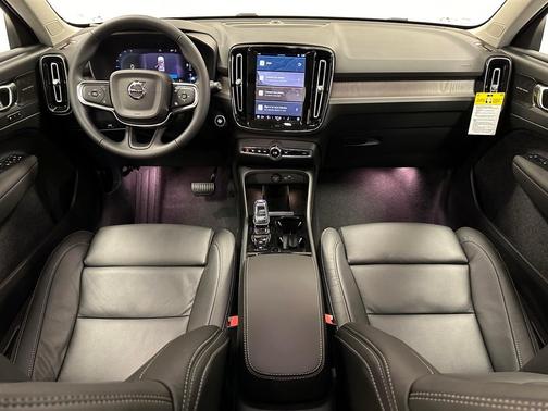 2024 Volvo XC40 B5 Ultimate Bright Theme
