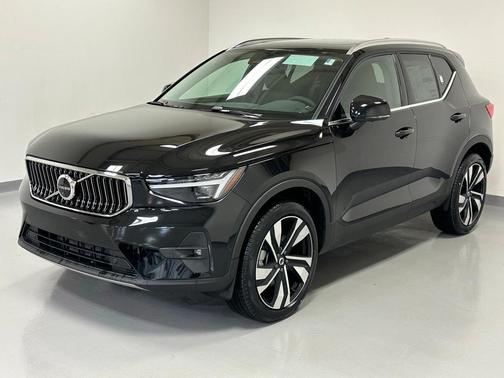 2024 Volvo XC40 B5 Ultimate Bright Theme