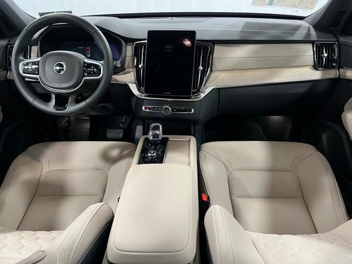 2025 Volvo XC90 B6 Plus 7-Seater