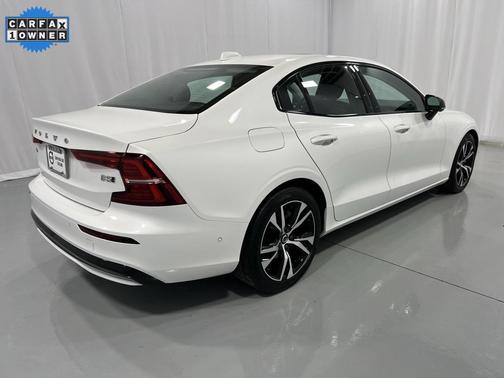 2024 Volvo S60 B5 Plus Dark Theme