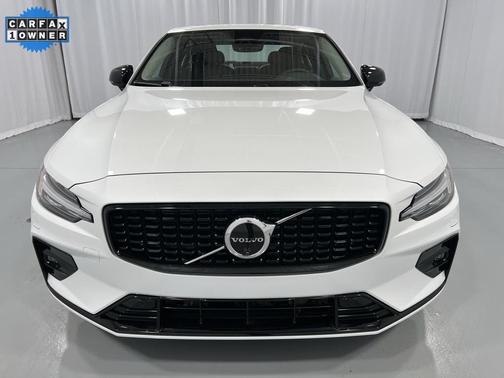 2024 Volvo S60 B5 Plus Dark Theme