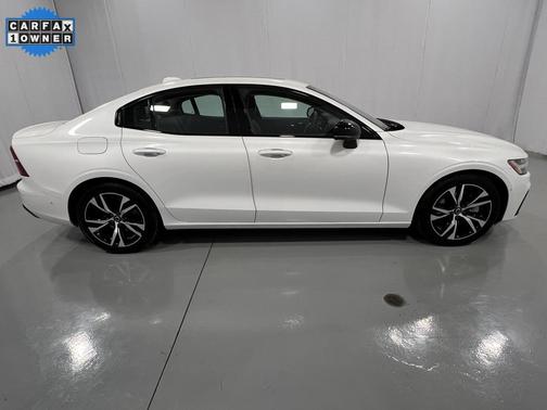 2024 Volvo S60 B5 Plus Dark Theme