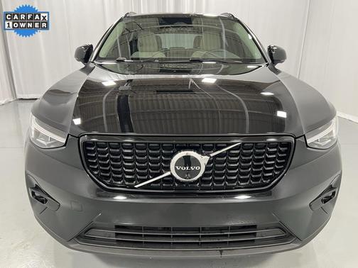 2023 Volvo XC40 B5 Plus Dark Theme