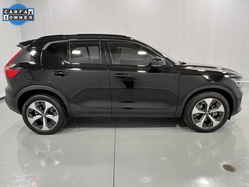 2023 Volvo XC40 B5 Plus Dark Theme