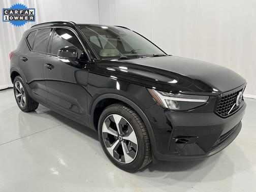 2023 Volvo XC40 B5 Plus Dark Theme