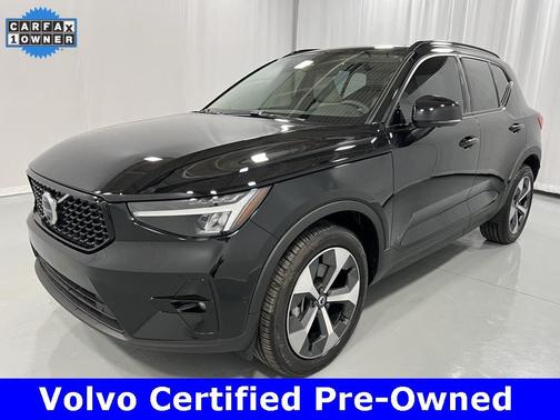 2023 Volvo XC40 B5 Plus Dark Theme