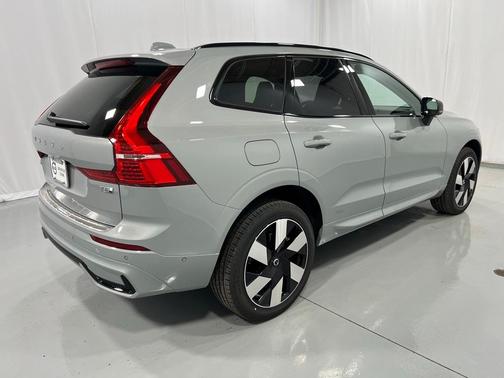 2025 Volvo XC60 Plug-In Hybrid T8 Plus