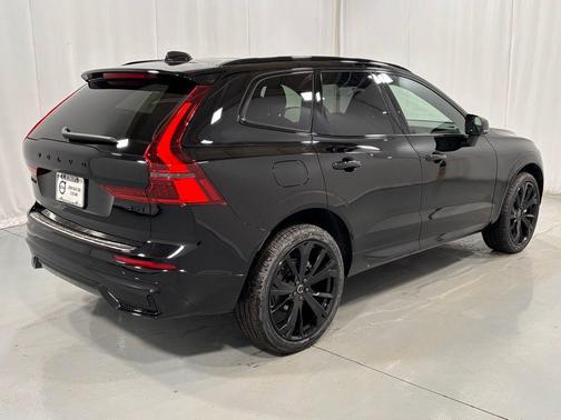 2026 Volvo XC60 B5 Ultra Black Edition