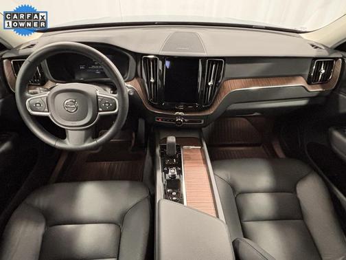 2022 Volvo XC60 B5 Momentum