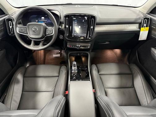 2025 Volvo XC40 B5 Ultra Dark Theme