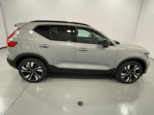 2025 Volvo XC40 B5 Ultra Dark Theme