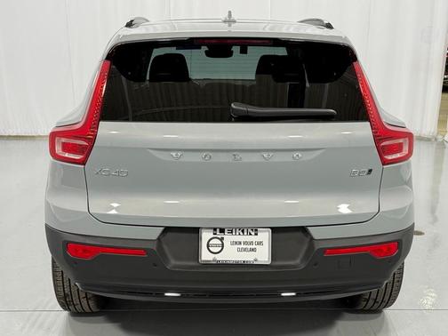 2025 Volvo XC40 B5 Ultra Dark Theme