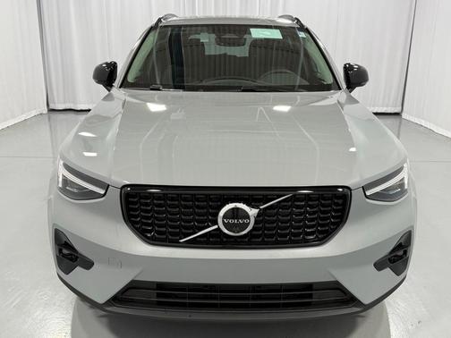 2025 Volvo XC40 B5 Ultra Dark Theme