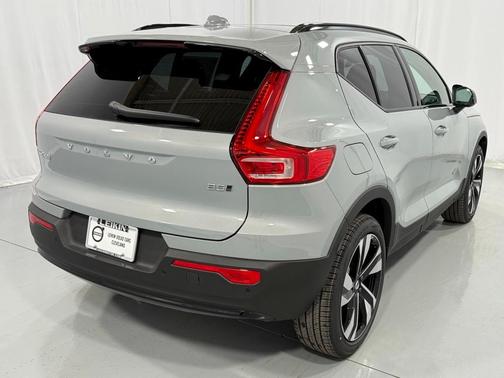 2025 Volvo XC40 B5 Ultra Dark Theme