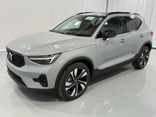 2025 Volvo XC40 B5 Ultra Dark Theme