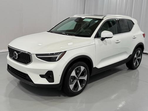 2025 Volvo XC40 B5 Plus Bright Theme