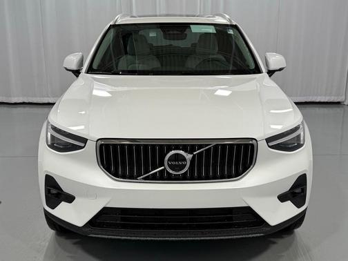 2025 Volvo XC40 B5 Plus Bright Theme