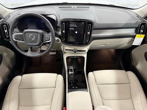 2025 Volvo XC40 B5 Plus Bright Theme