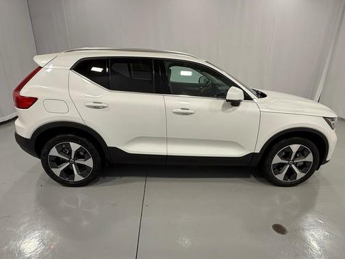 2025 Volvo XC40 B5 Plus Bright Theme