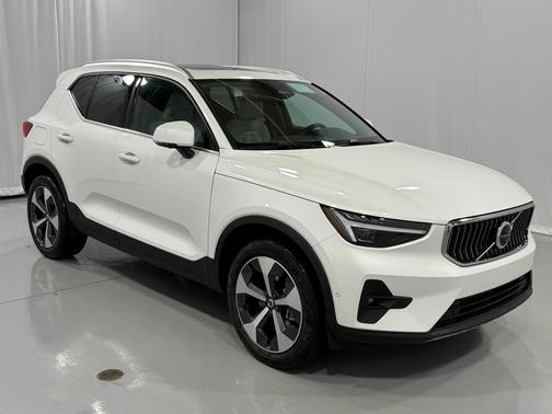 2025 Volvo XC40 B5 Plus Bright Theme