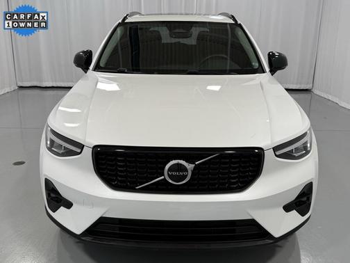 2023 Volvo XC40 B5 Plus Dark Theme