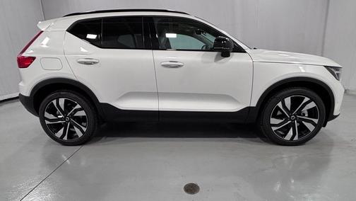 Crystal White 2026 Volvo XC40 B5 Plus