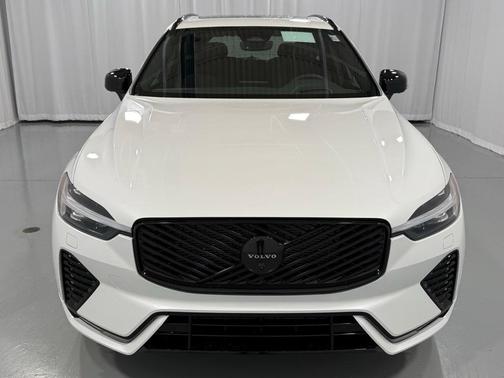 2026 Volvo XC60 B5 Ultra Black Edition