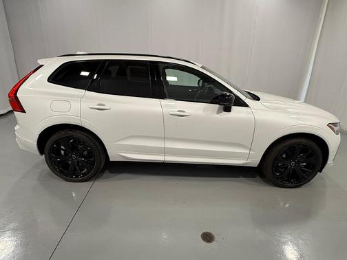 2026 Volvo XC60 B5 Ultra Black Edition